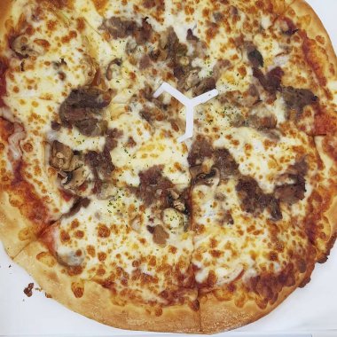 Peynirli ve domates soslu pizza.