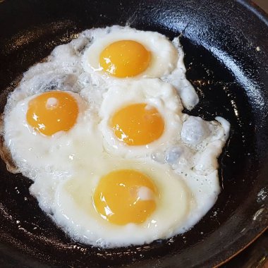 Tavada yumurta kızartıyorum.