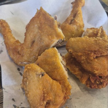 Soslu kızarmış tavuk kanadı.