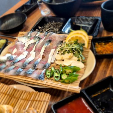 Sebze ve soslu ızgara balık.