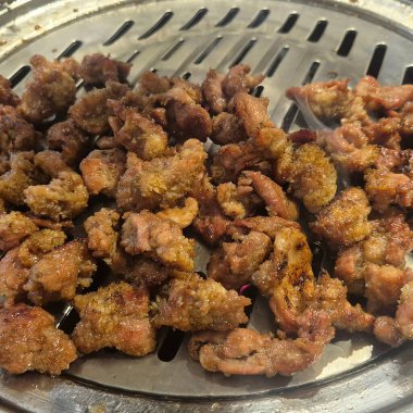 Markette kızarmış tavuk.