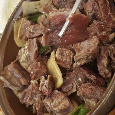 Et ve sebzeli biftek güveci.