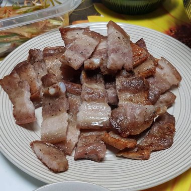 Baharatlı ve soslu kızarmış domuz kaburgası.