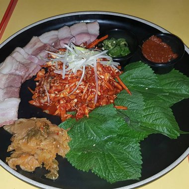 Sebze ve soslu kızarmış tavuk.