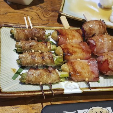 Sebze ve soslu ızgara tavuk kanadı.