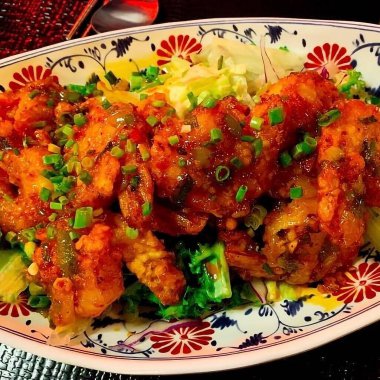 Sebze ve soslu kızarmış tavuk.