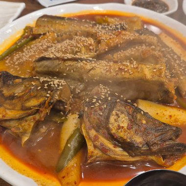 Soslu kızarmış balık.