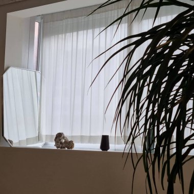 Beyaz arkaplanda cam olan pencere