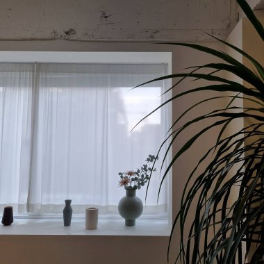 Modern bir apartmanın içinde.
