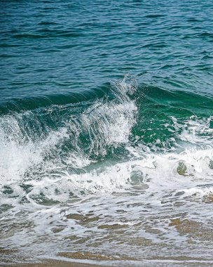 Sahildeki deniz dalgaları