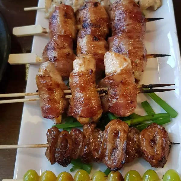 Tabakta ızgara et ve sebze.