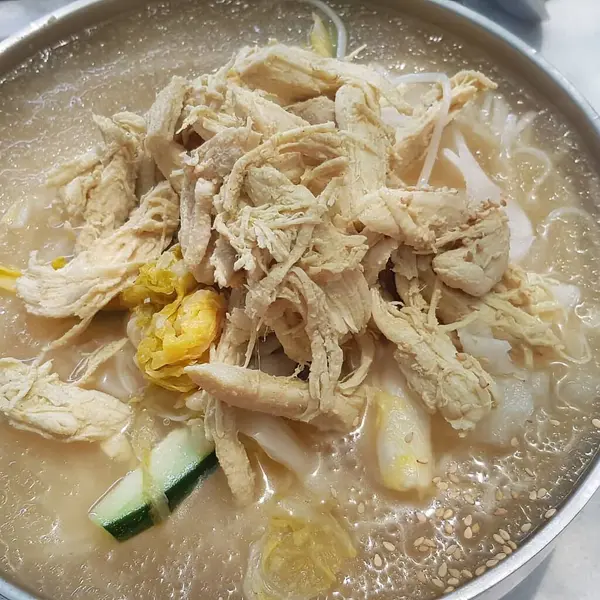 Sebze ve baharatlı Tayland tavuğu çorbası.