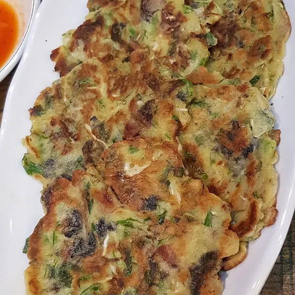 Yeşil soslu ve otlu kızarmış balık.