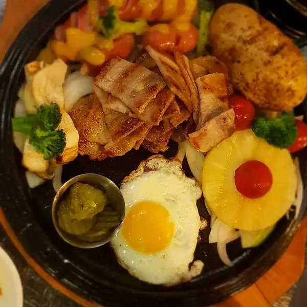 Sebzeli ve peynirli yumurta.