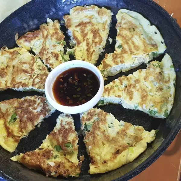 Sebzeli yumurta ve sos.