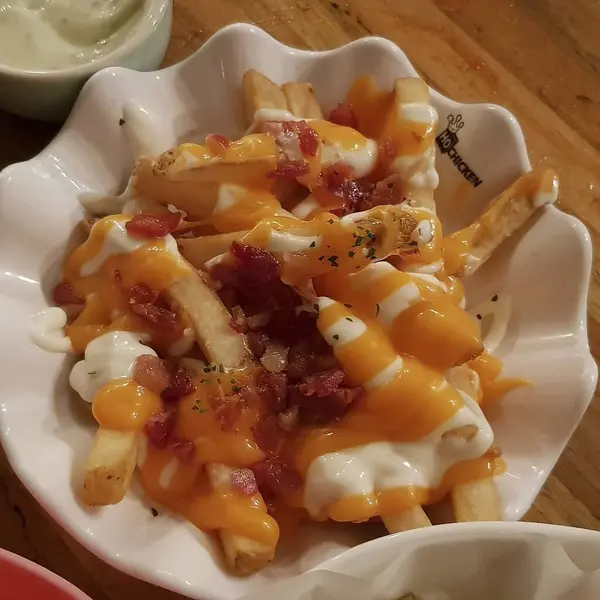 Peynirli ve ketçaplı patates kızartması.