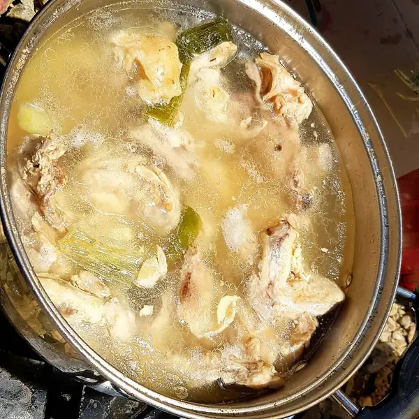 Tavada tavuk ve sebzeli lezzetli bir çorbanın yakın çekimi.