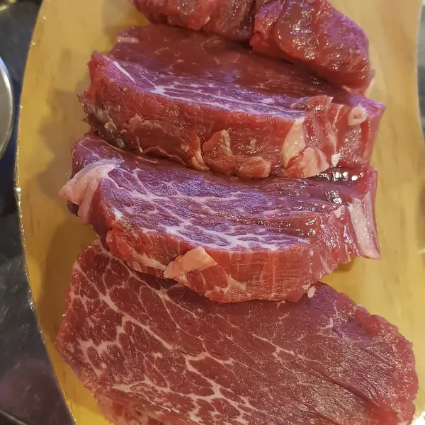 Siyah tahtada taze biftek.