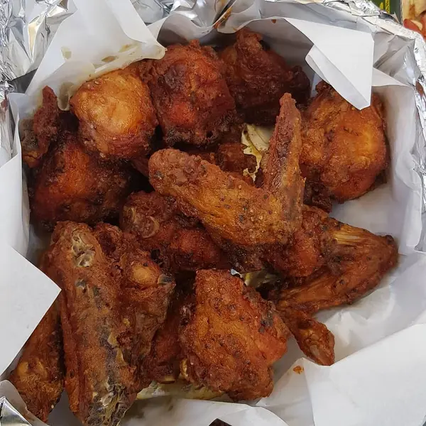 Kızarmış tavuk kanadı masada