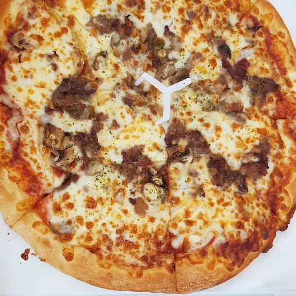 Peynirli ve domates soslu pizza.