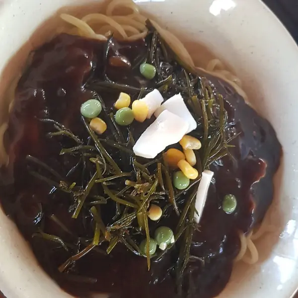 Lezzetli Asya yemeklerinin yakın görüntüsü