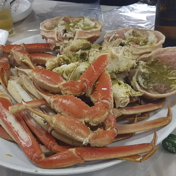 Tabakta taze deniz ürünleri