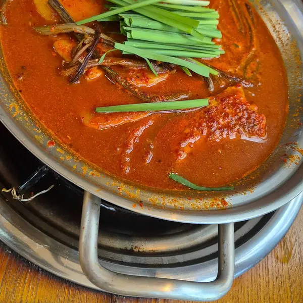 Tayland usulü baharatlı tavuk çorbası.