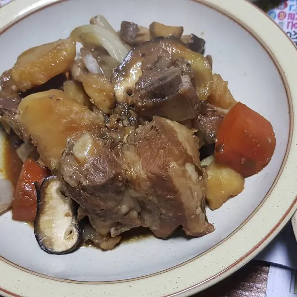 Haşlanmış tavuk, sebze ve baharatlı.