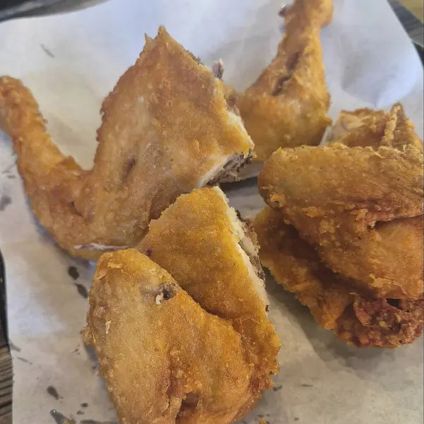 Soslu kızarmış tavuk kanadı.