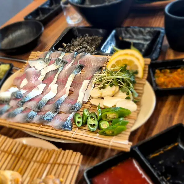 Sebze ve soslu ızgara balık.