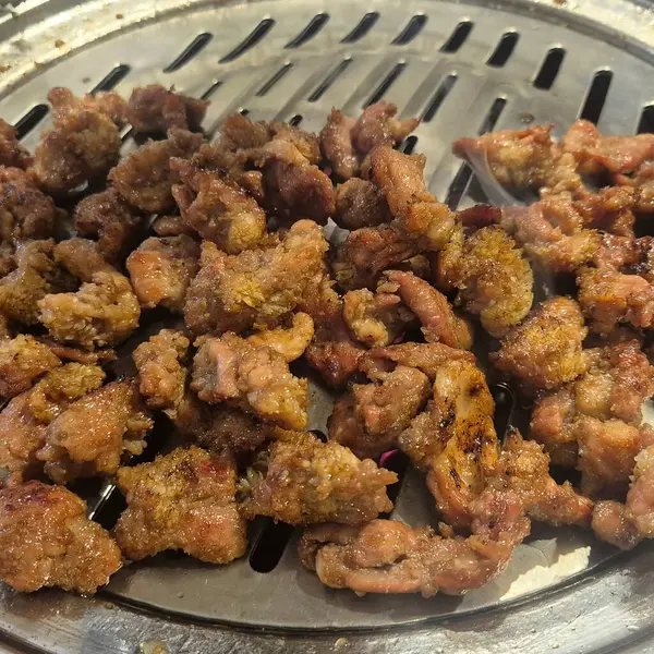 Markette kızarmış tavuk.