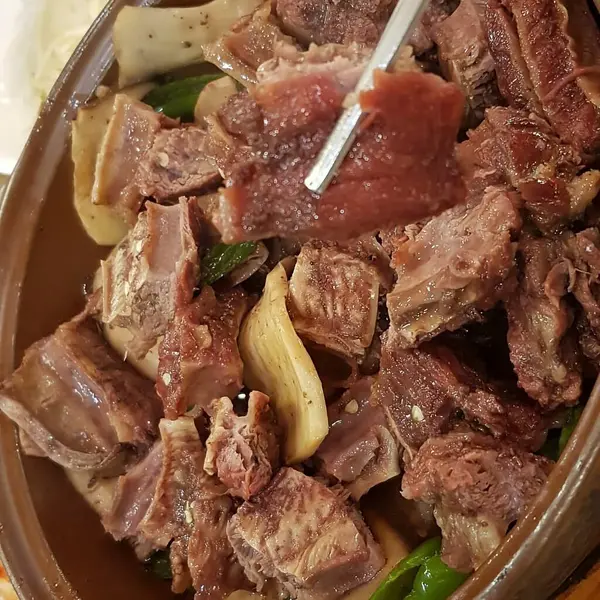 Et ve sebzeli biftek güveci.