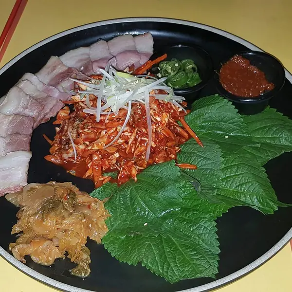 Sebze ve soslu kızarmış tavuk.