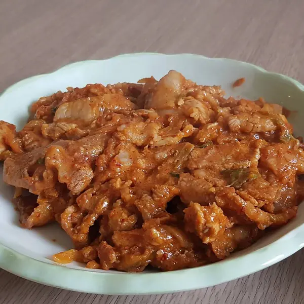 Kore usulü yemek Gogogi, çekik gözlü