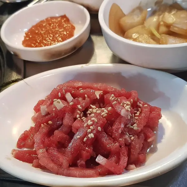 Sebze ve baharatlı taze çiğ et.