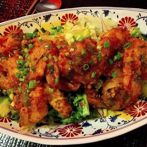 Sebze ve soslu kızarmış tavuk.