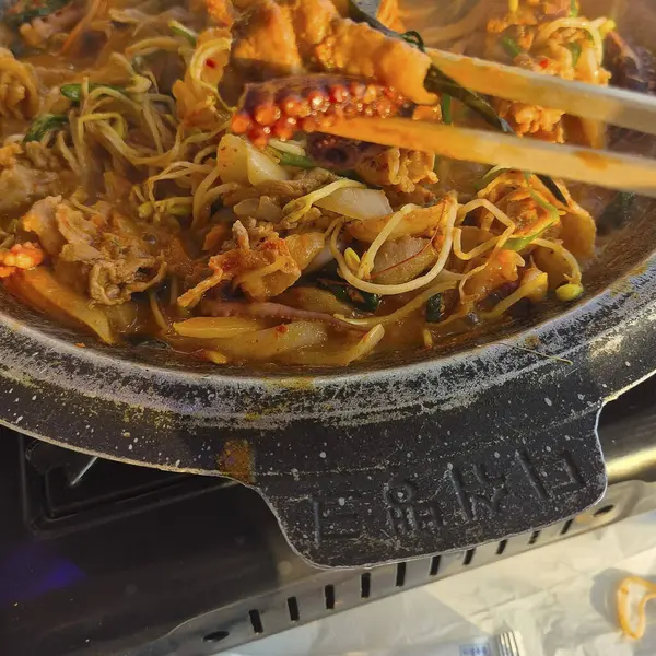 Sebzeli ve baharatlı kızarmış tavuk.