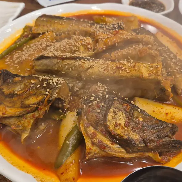 Soslu kızarmış balık.