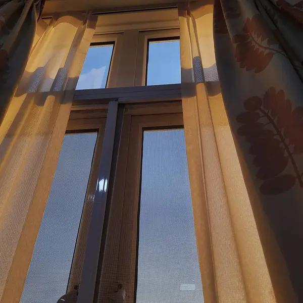 Gökyüzünün arka planında bir bardak su olan pencere. yüksek kaliteli fotoğraf