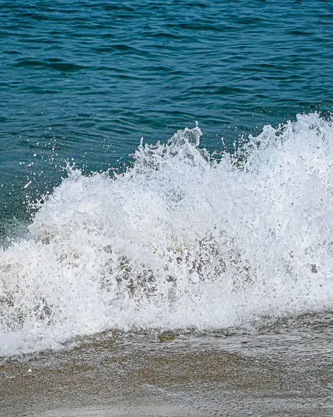 Sahilde deniz dalga köpüğü