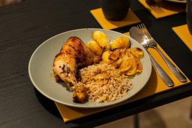 Tabakta tavuk budu ve sebze var.