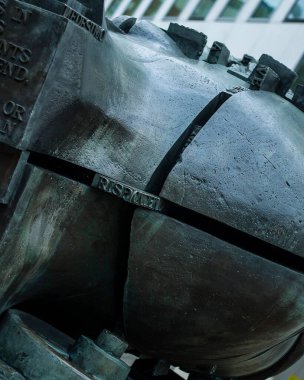 Kalp şeklinde eski metal bir boru.