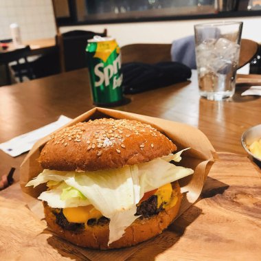 Peynirli ve domates soslu lezzetli hamburger.