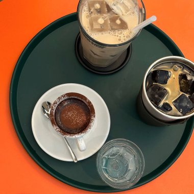 Masanın üzerinde bir fincan kahve.