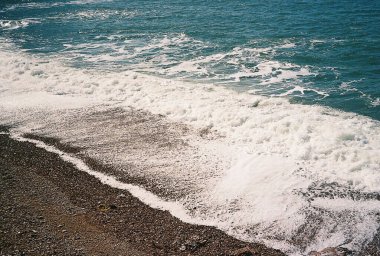 Sahilde deniz dalgaları, Karadeniz, Georgia