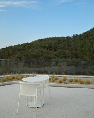 Yazın bahçede bir masa.