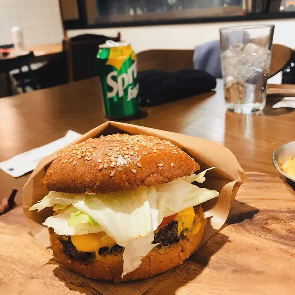 Peynirli ve domates soslu lezzetli hamburger.