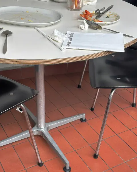 boş masa ve sandalyeler