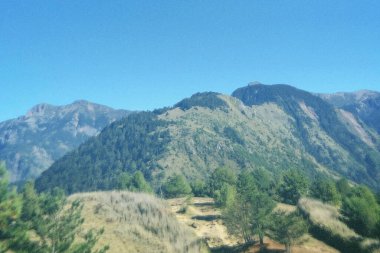 Dağları ve bulutları olan güzel bir manzara