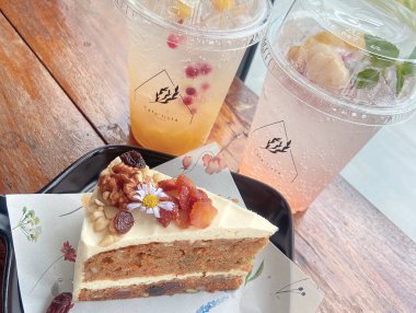 Tahta bir masada bir bardak kahve ve çay.